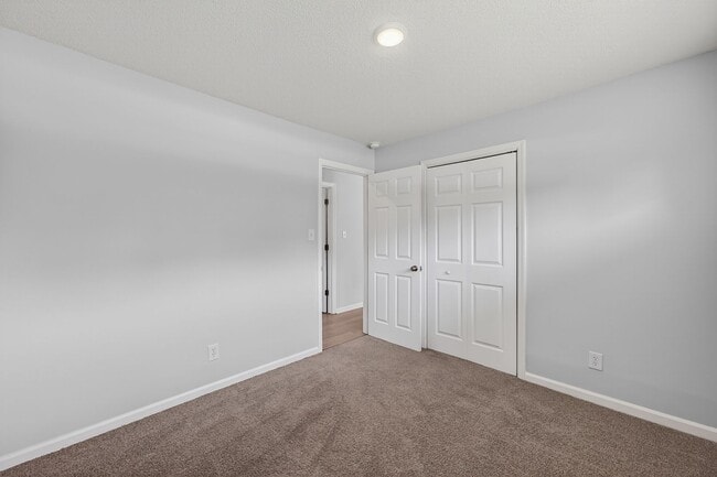 Building Photo - 2527 Country Club Rd