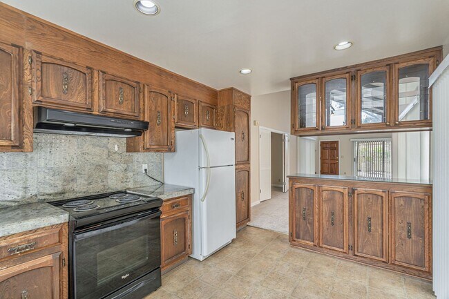 Building Photo - 2 Bedroom, 2 Bath Home with Bonus Room