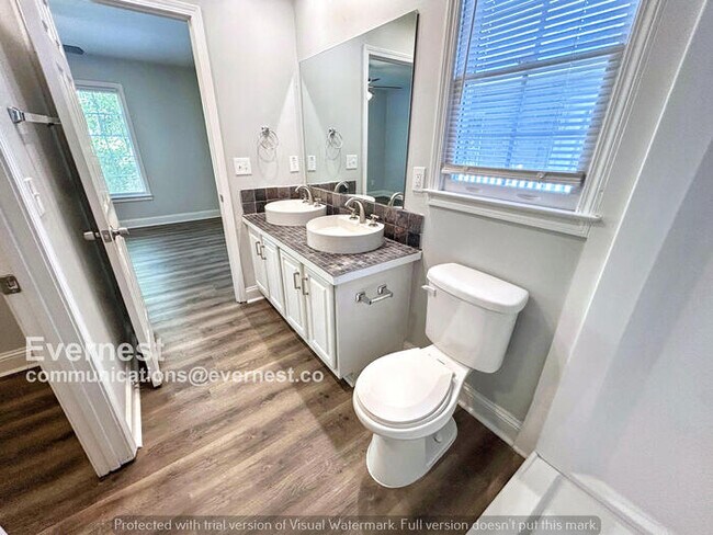 Building Photo - 3 Bed/2.5 Bath Home with Laundry Hookups / Pet-Friendly