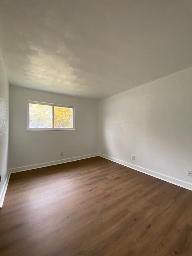 Building Photo - LIMITED TIME SPECIAL 1ST MONTH RENT FREE - 3 Bedroom Single Family Home in Elkhart!