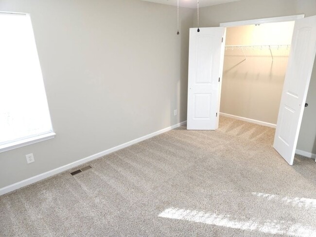 Building Photo - 705 Crestland Ave