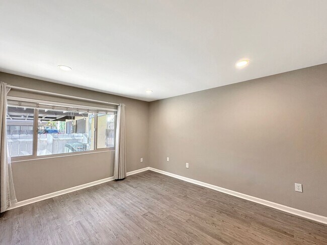 Building Photo - Beautiful 4B 2BA Home w/ AC, W/D, & Solar Panels!