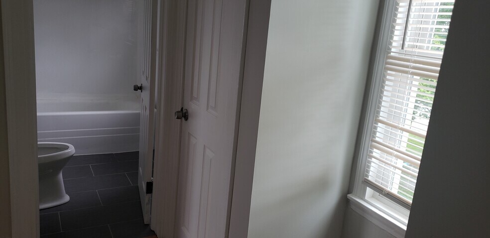 Building Photo - 54 Lambert St