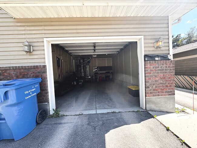 Building Photo - 240 E 300 N