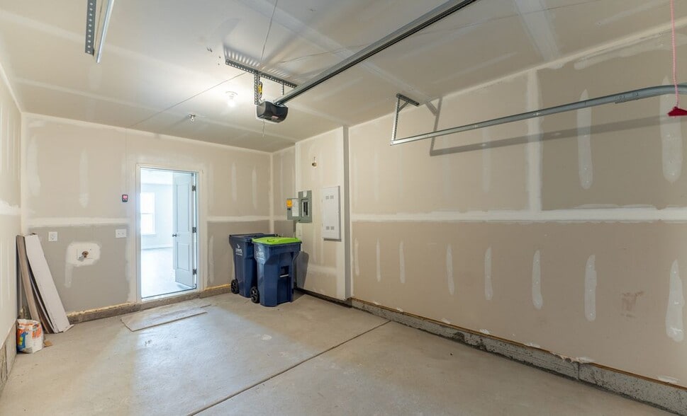 Building Photo - 713 Platinum Dr