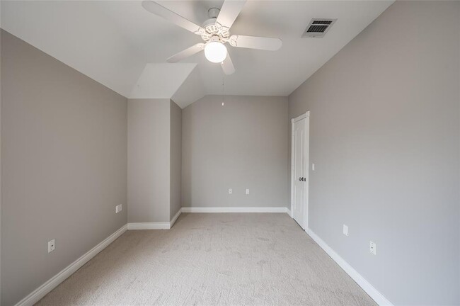Building Photo - 315 Sandman St