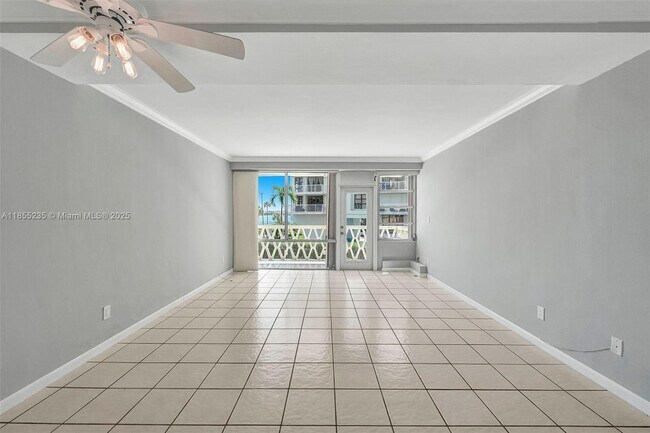 Building Photo - 1430 Brickell Bay Dr