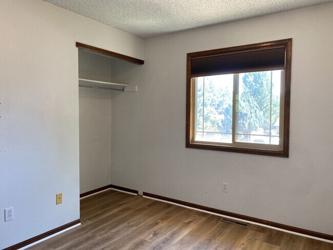 Building Photo - STUDENTS WELCOME! 4 Bed 3 Bath Home in West Ft Collins w/ Garage and Fenced Yard - Lawn Care Incl...