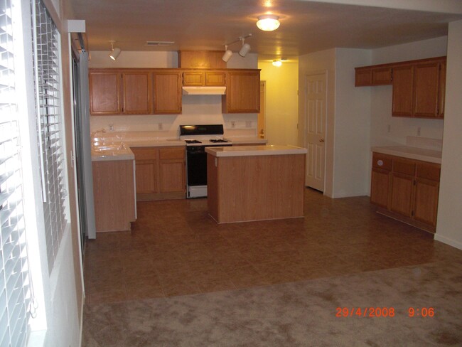 KITCHEN - 20 Woodcarver St