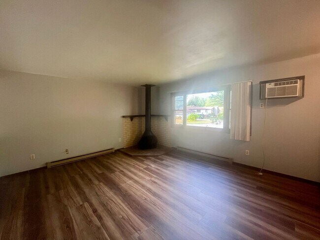 Building Photo - 460-462 Pepper Ave