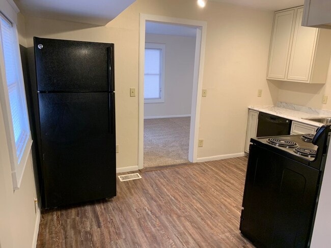 Building Photo - Updated and Spacious 2 Bedroom Home!