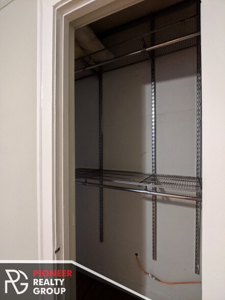 Building Photo - 546 W Surf St