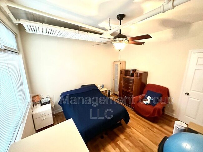 Building Photo - 910 W Oakdale Ave