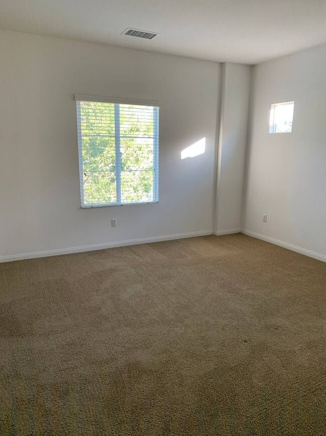 Building Photo - 4 bed, 3 bath townhome in desirable Paseo Del Sol Community!