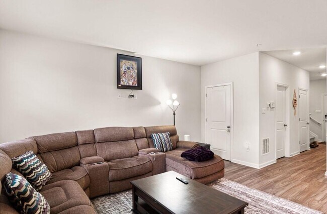 Building Photo - 310 Maple Run Dr