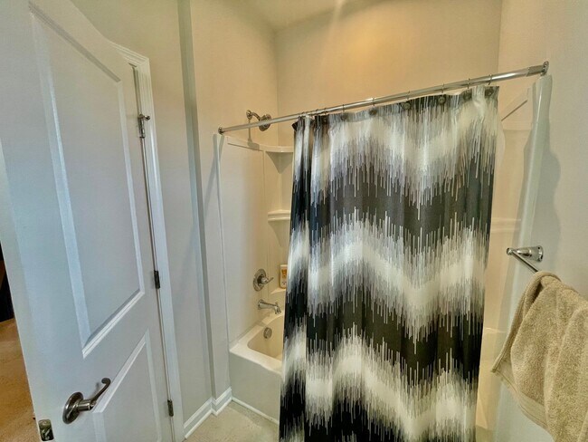 Building Photo - Pittsburgh - 3 Bedroom 2.5 Bathroom - Town...