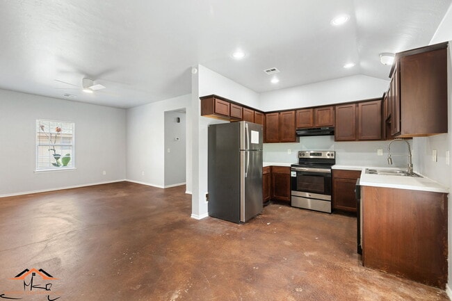 Building Photo - 118 S L Ave