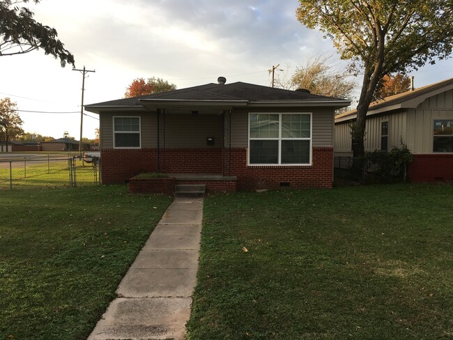 Building Photo - Recently remodeled home close to the park