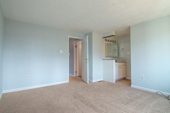 Building Photo - Commuters dream. Beautiful 3 BR 2 FB, 2 HB townhome