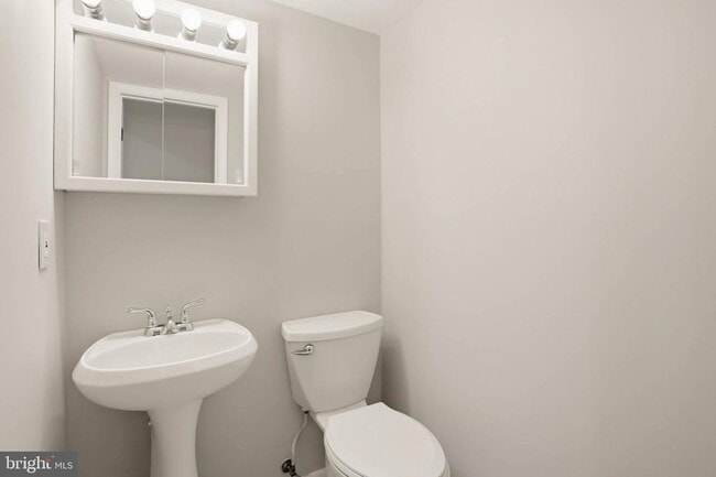 Building Photo - 1382 Almond Dr