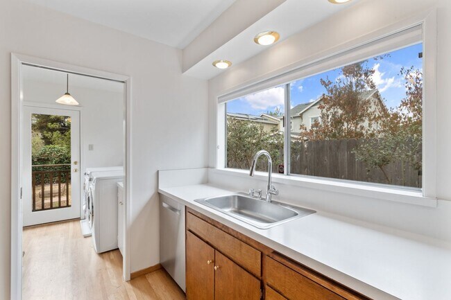 Building Photo - Upper Dimond/Lincoln Highlands Wonderful Craftsman Home!