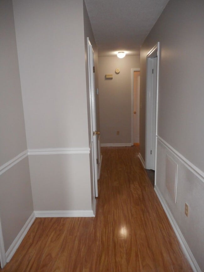Building Photo - 3726 Crest Dr