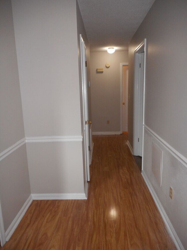 Building Photo - Charming 3BR/2BA Rental in Sand Ridge Neighbourhood