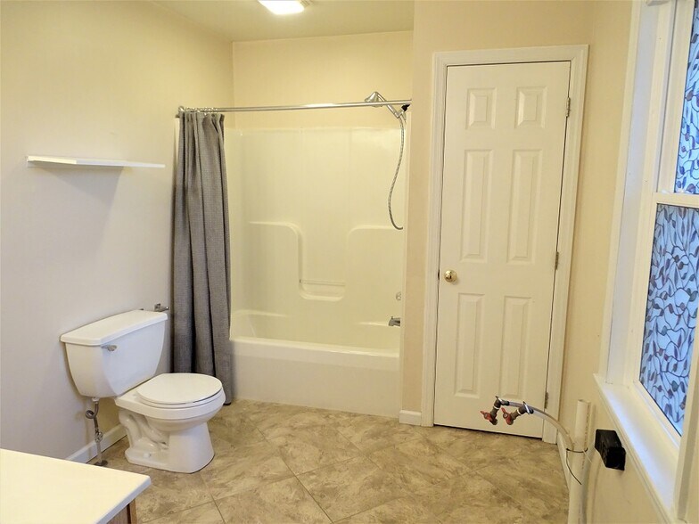 Building Photo - 932 Orchard St