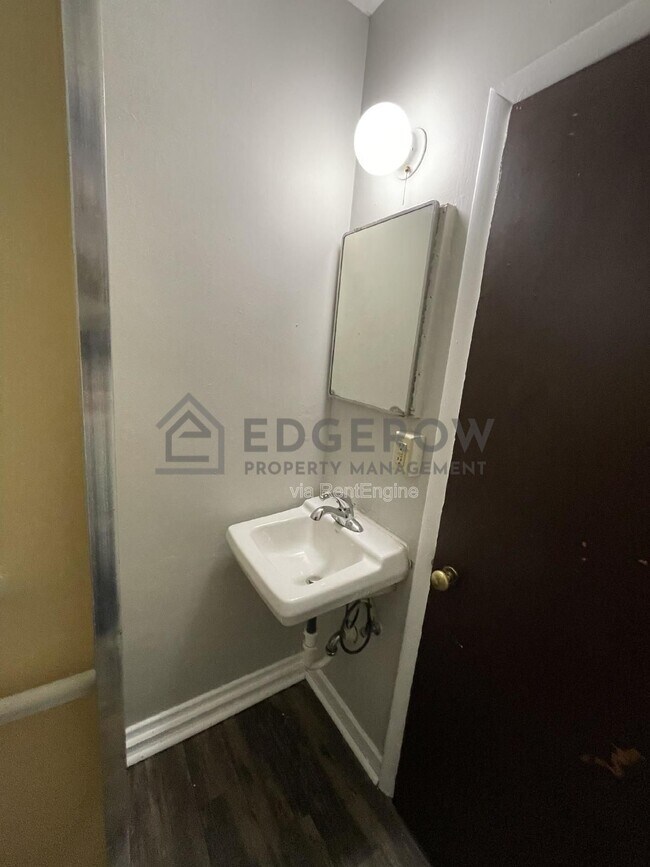 Building Photo - 114 Strong Ave