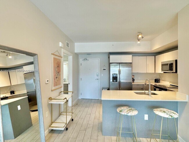 Building Photo - 321 NE 26th St