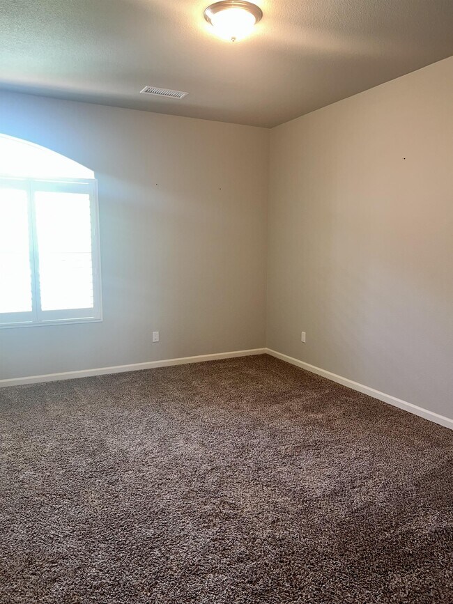 Building Photo - 233 Karen Ave