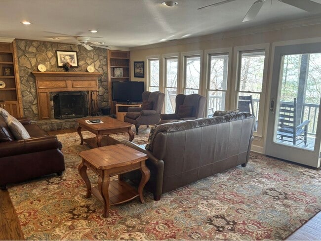 Building Photo - 462 Chalet Village Dr