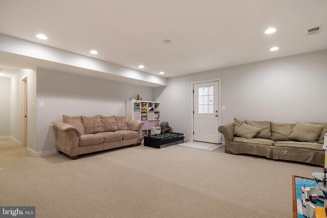 Building Photo - 132B Pineview Ave