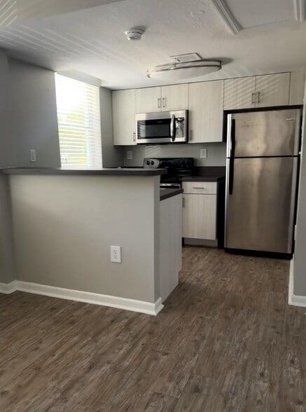 Building Photo - 837 Espanola Way