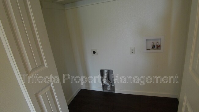 Building Photo - 6600 Painted Rock Trl