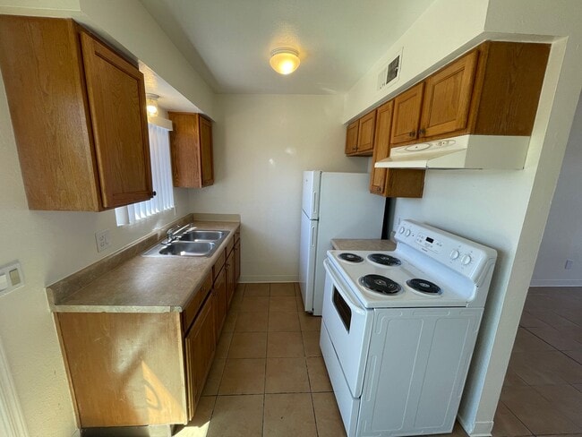 Building Photo - Two Bedroom With A/C, Fenced Yard and Wash...