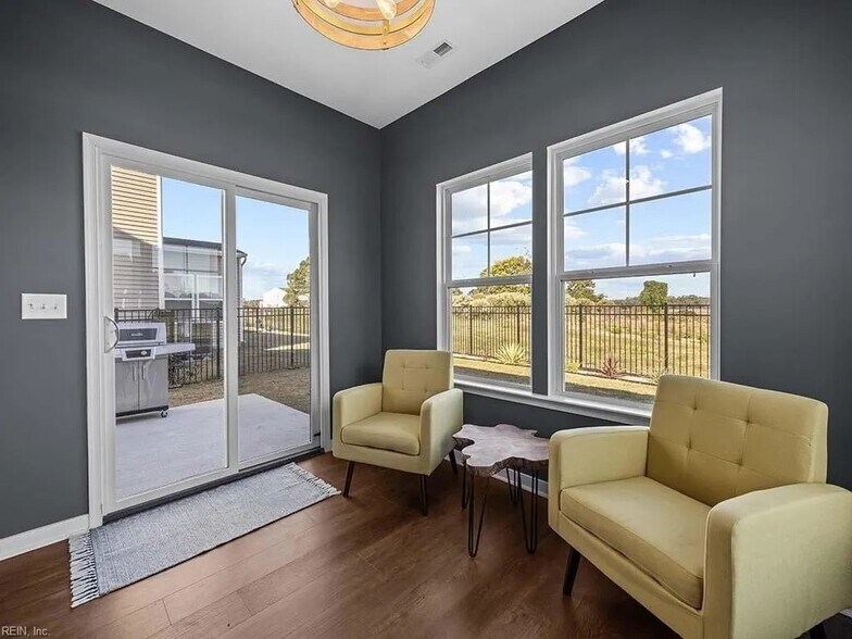 Morning Room - 187 Peck Ln