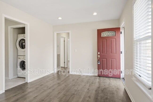 Building Photo - 802 Ramsey St