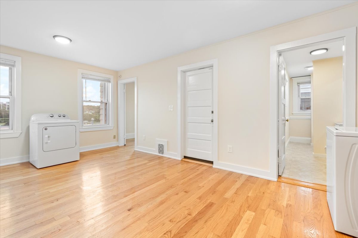 Building Photo - 52 Roslyn St