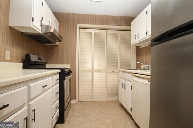 Building Photo - 574 Emory Oaks Way