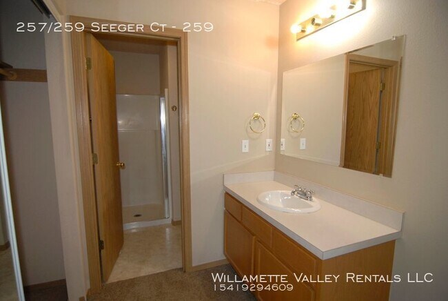 Building Photo - Nice S Salem duplex