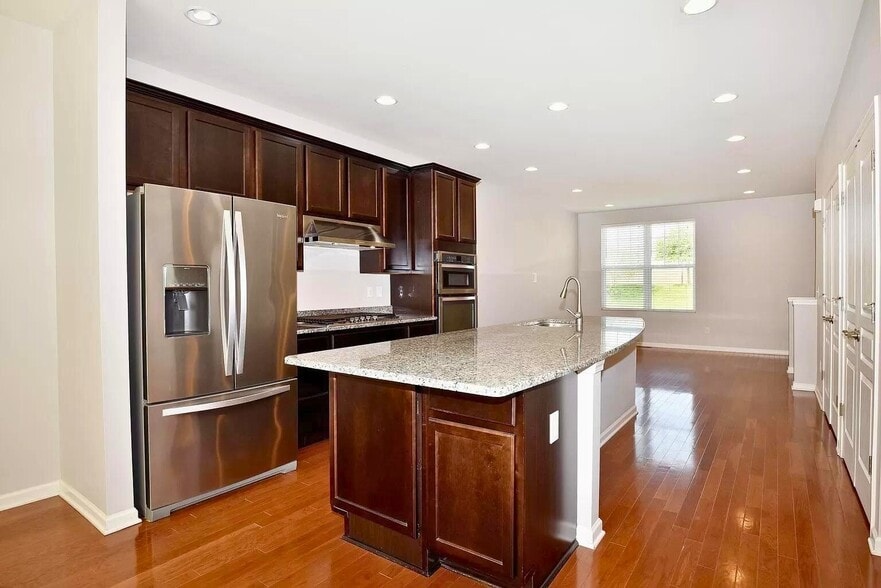 Building Photo - 863 Barclay Cir