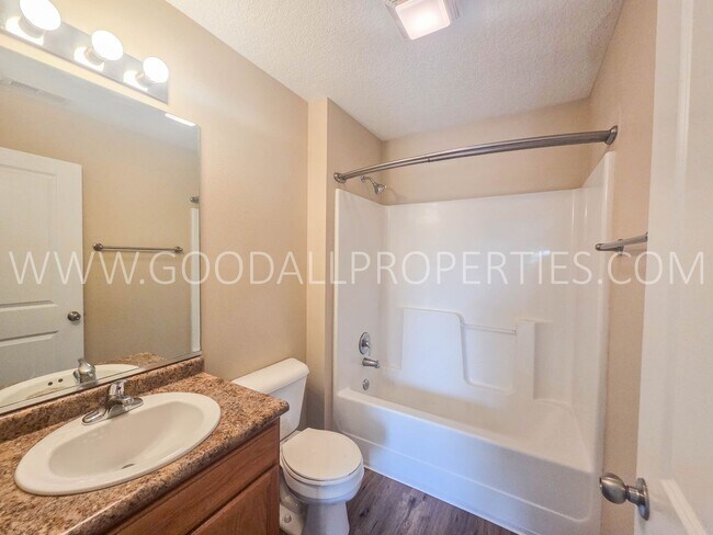 Building Photo - 2-Bedroom, 2.5-Bath Urbandale Townhome with Attached 2-Car Garage