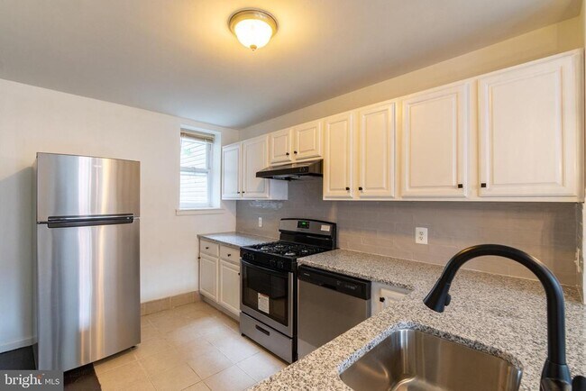 Building Photo - 305 N 41st St