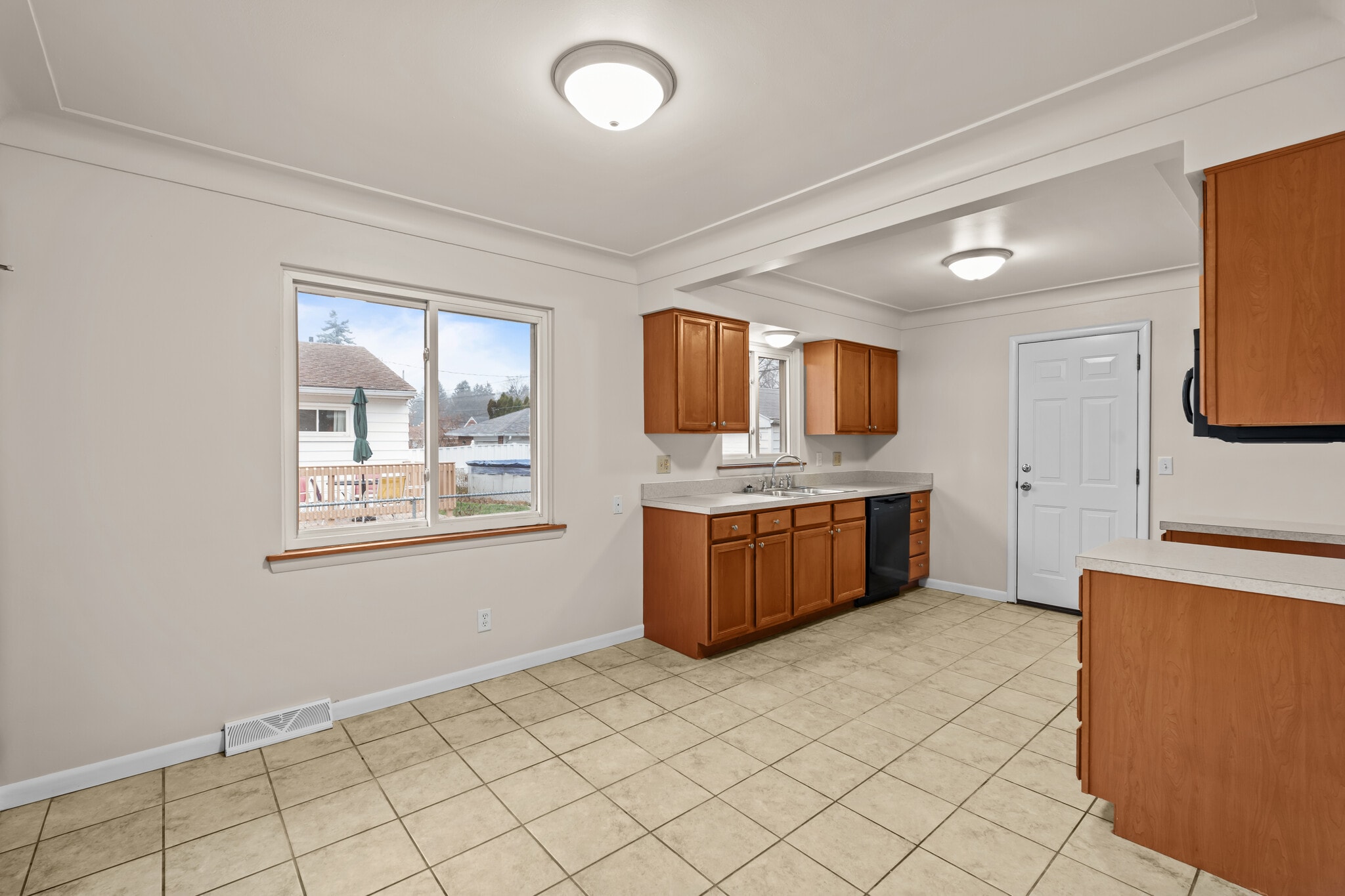 Building Photo - 5525 Sunnyside Dr