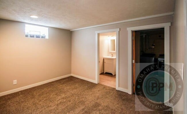 Building Photo - Fully updated 5 bd/ 2 Ba Home