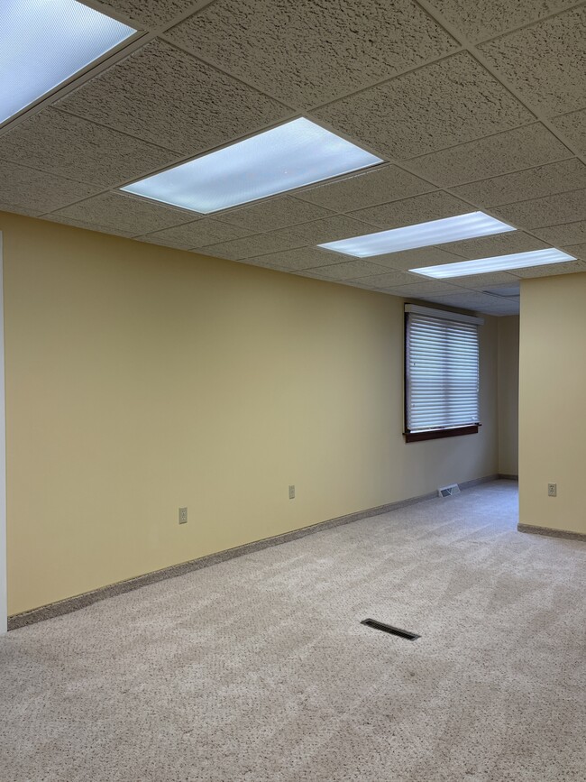 Building Photo - 115 E Broadway St