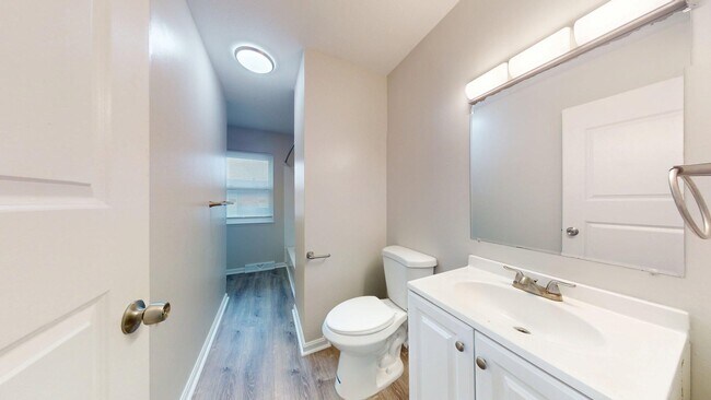 Building Photo - Elyria - updated 3 bed/1 bath townhouses for rent!