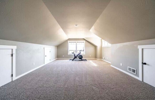 Building Photo - Luxury home on generous lot in the prestigious hills of East Medford!