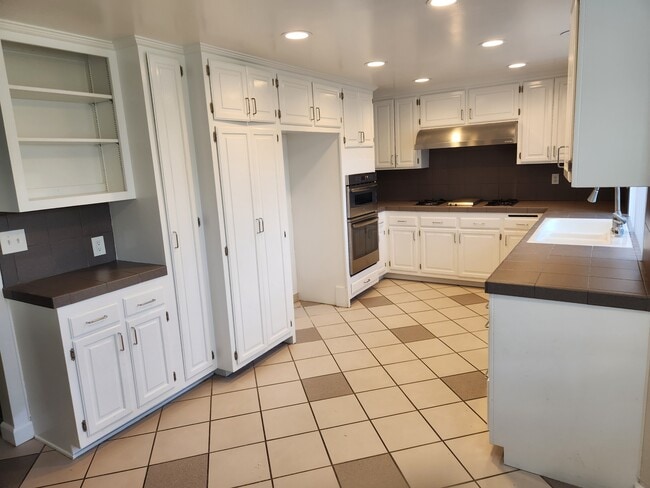 Building Photo - 25082 Owens Lake Cir